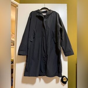 Everlane black rain jacket L